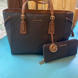 Brown Michael kors jet set with matching wallet!